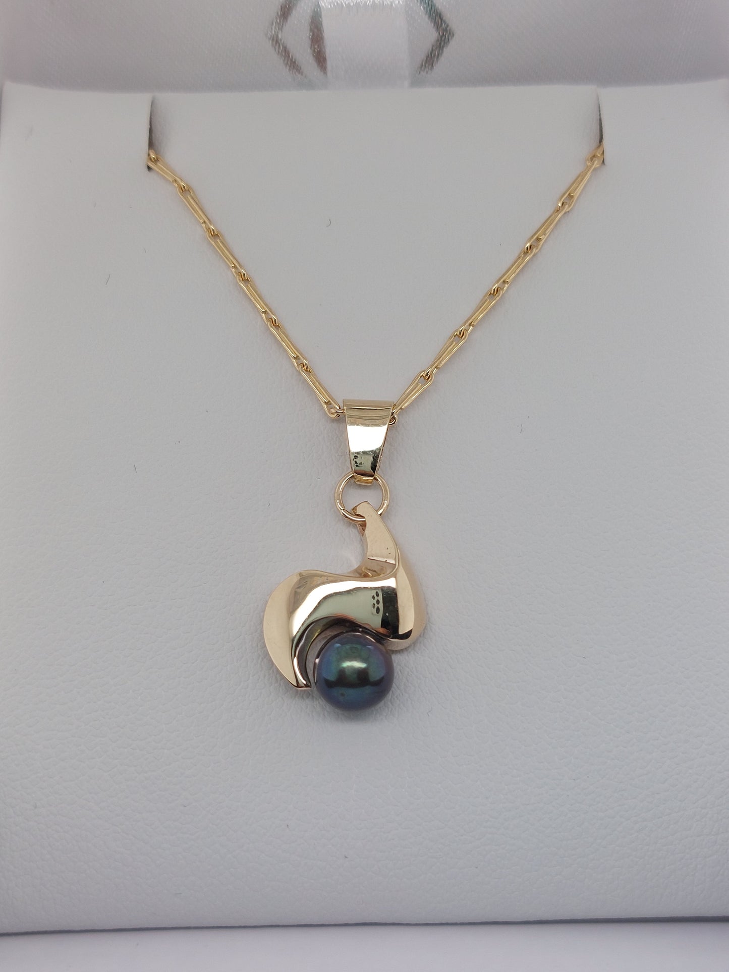 Black Pearl Swirl Pendant