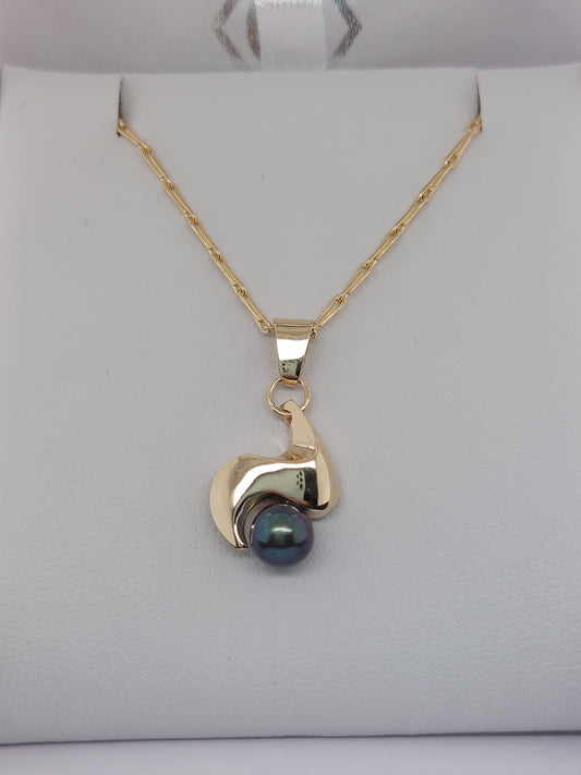 Black Pearl Swirl Pendant