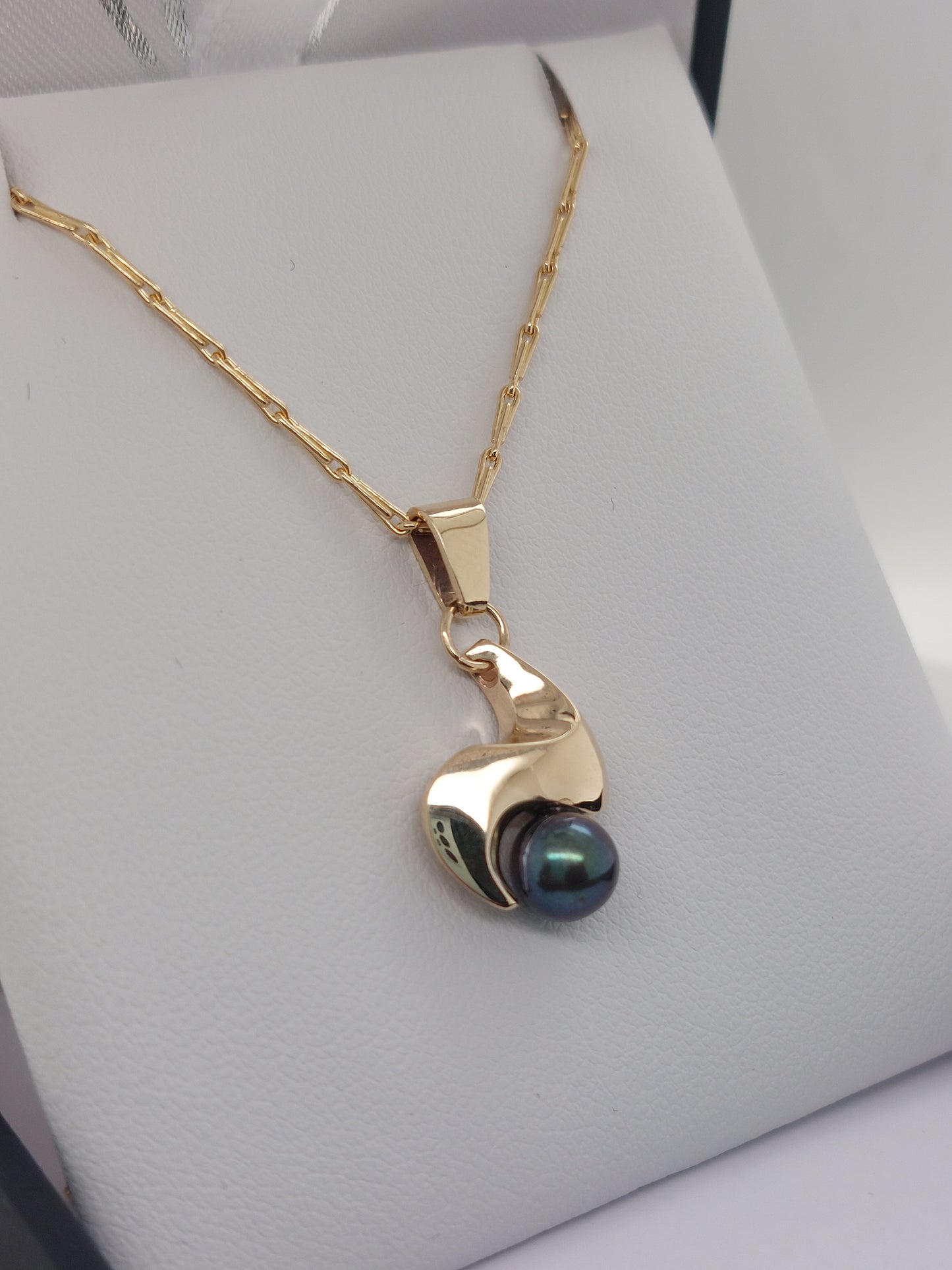 Black Pearl Swirl Pendant