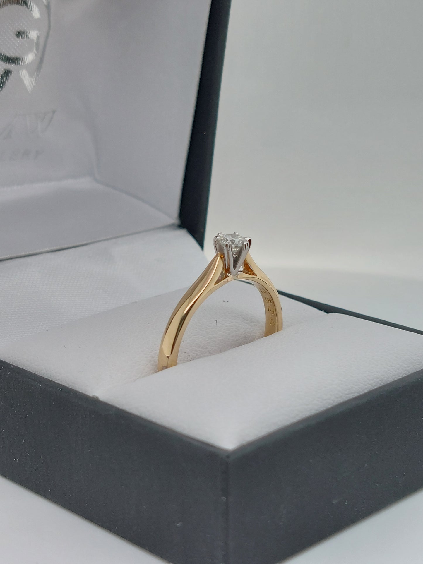 6 Claw Solitaire Ring