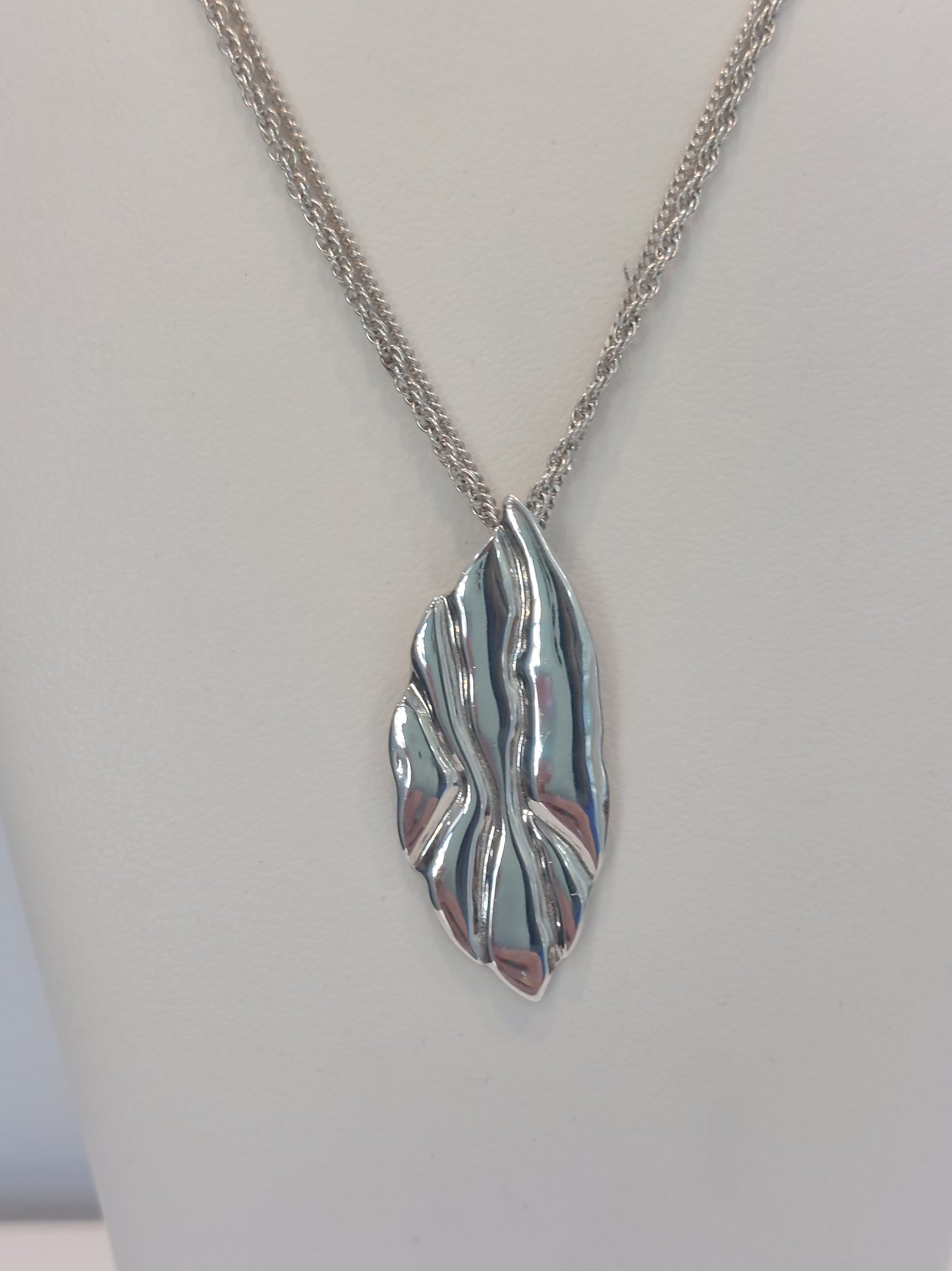 Solid Leaf Pendant