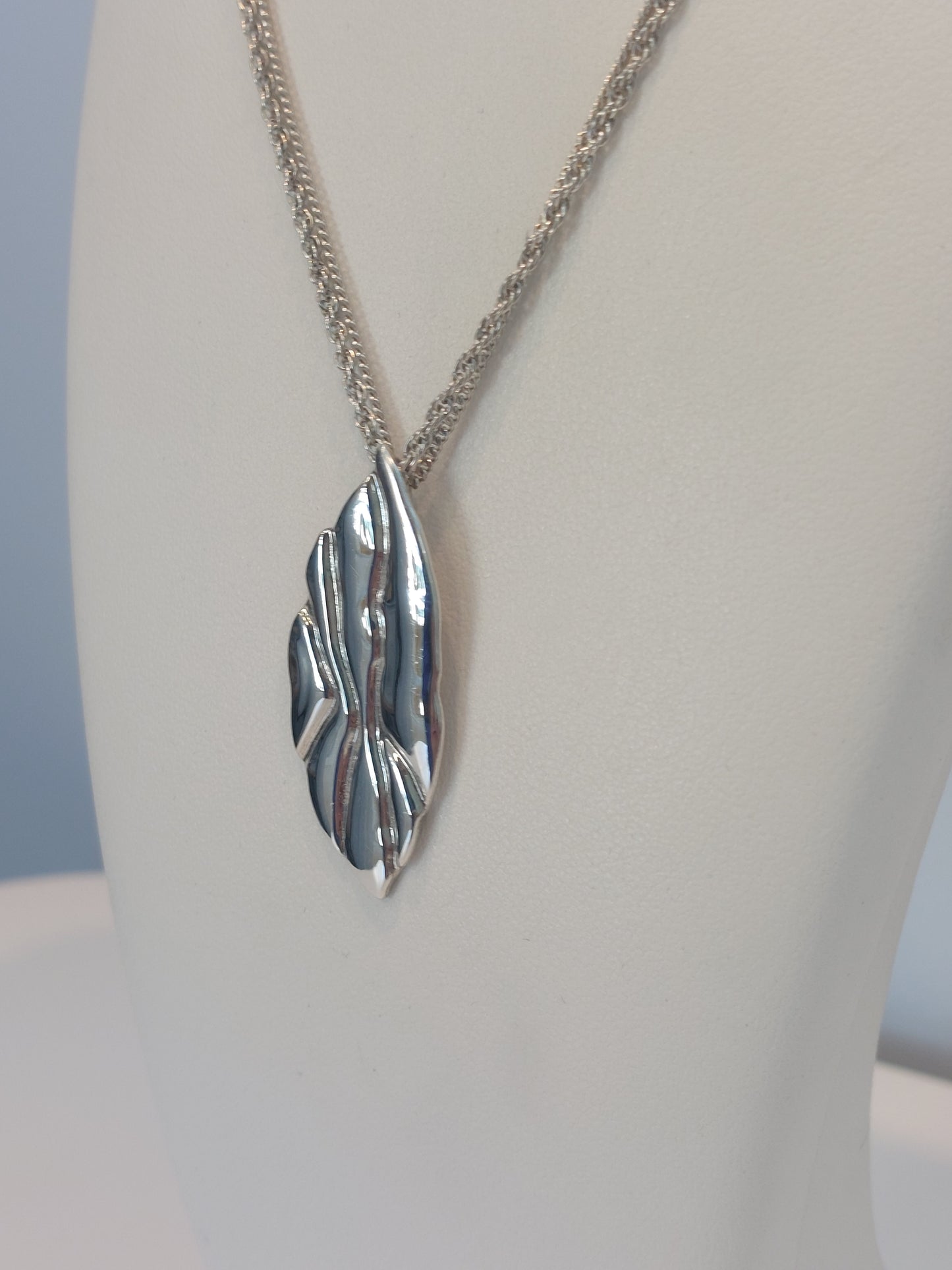 Solid Leaf Pendant