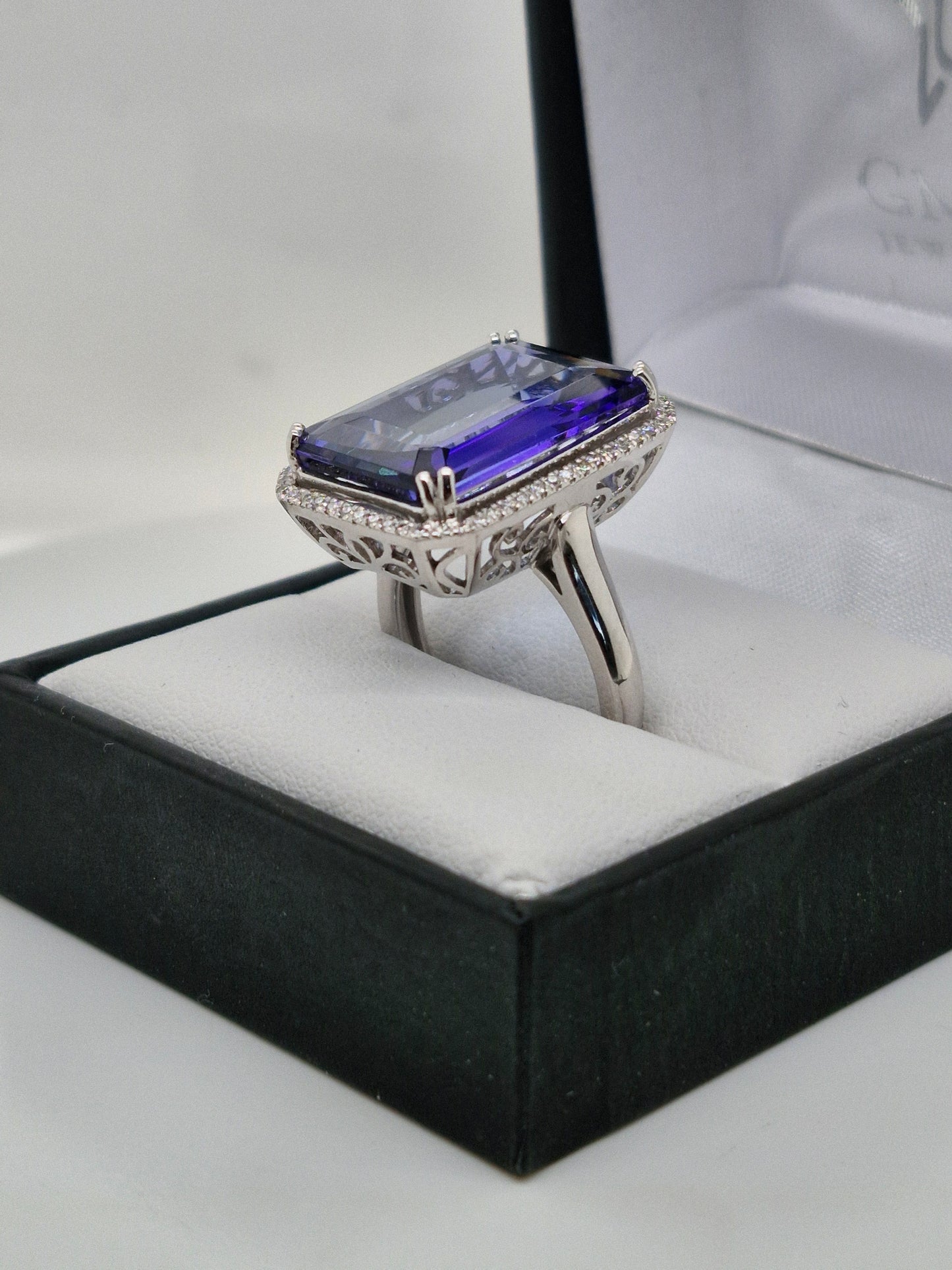 Tanzanite & Diamond Ring