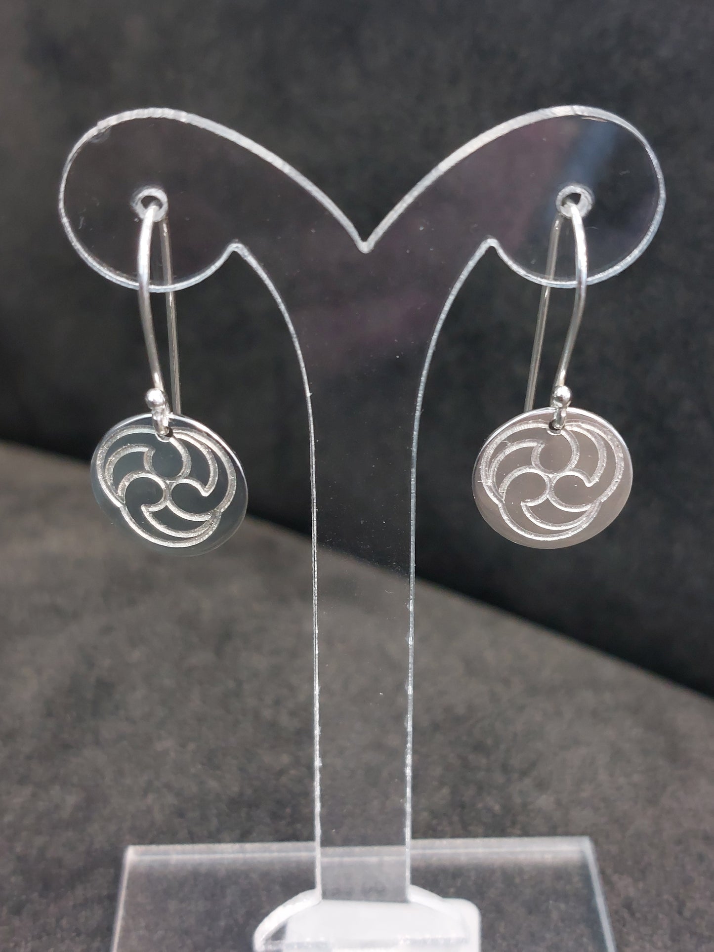 Engraved drop earring