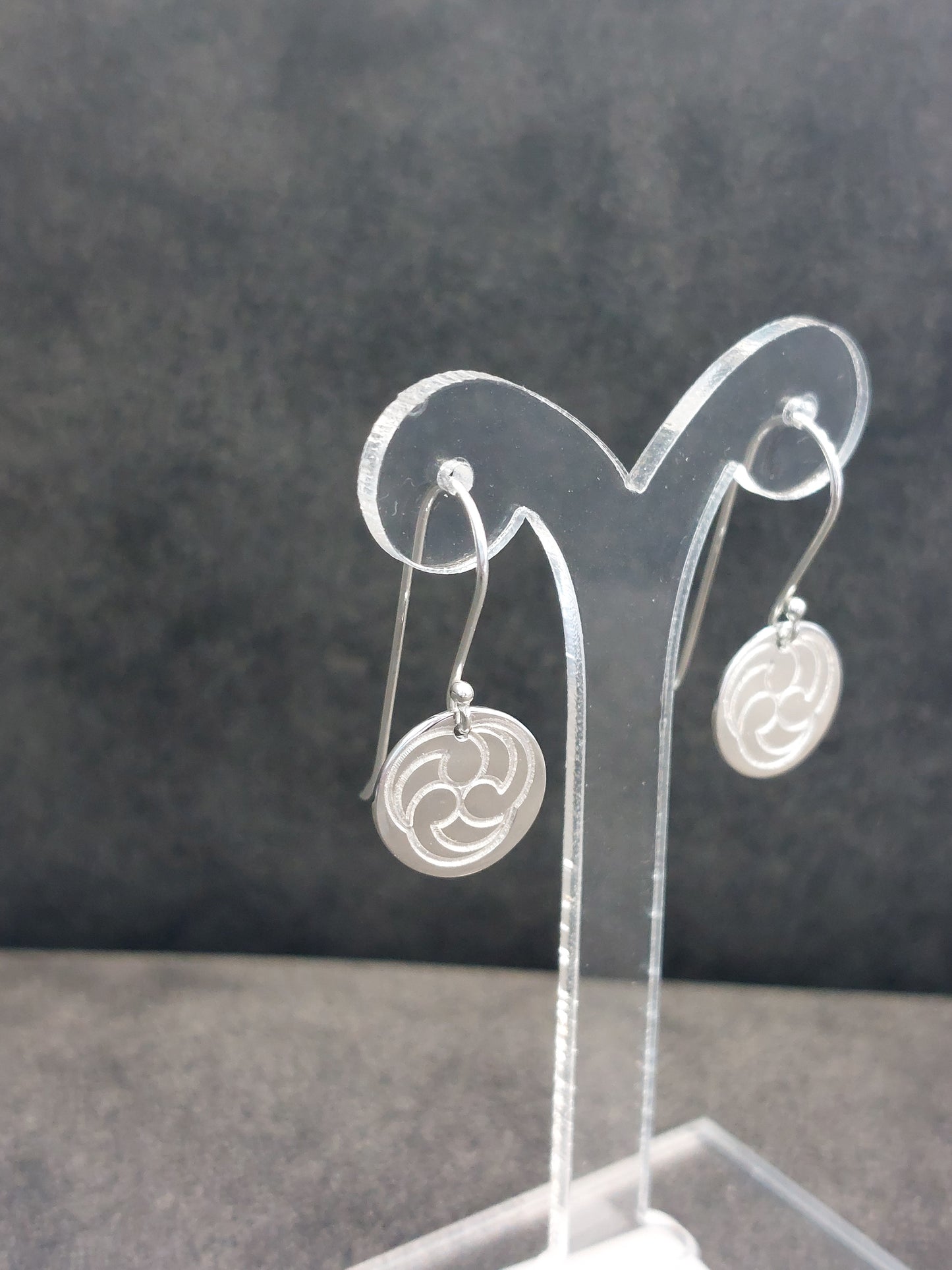 Engraved drop earring